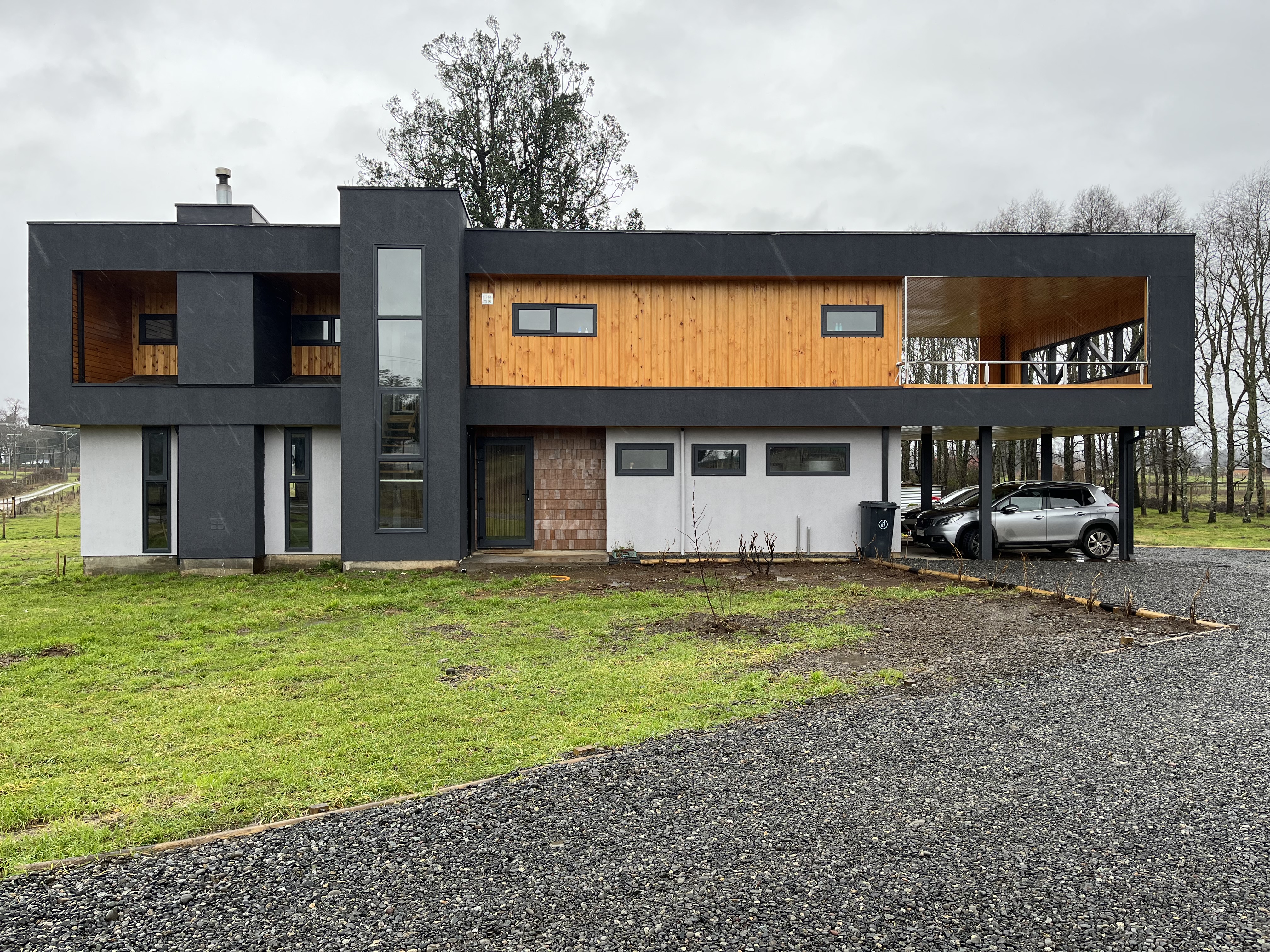 Detalle frontal de vivienda moderna con madera y hormigon