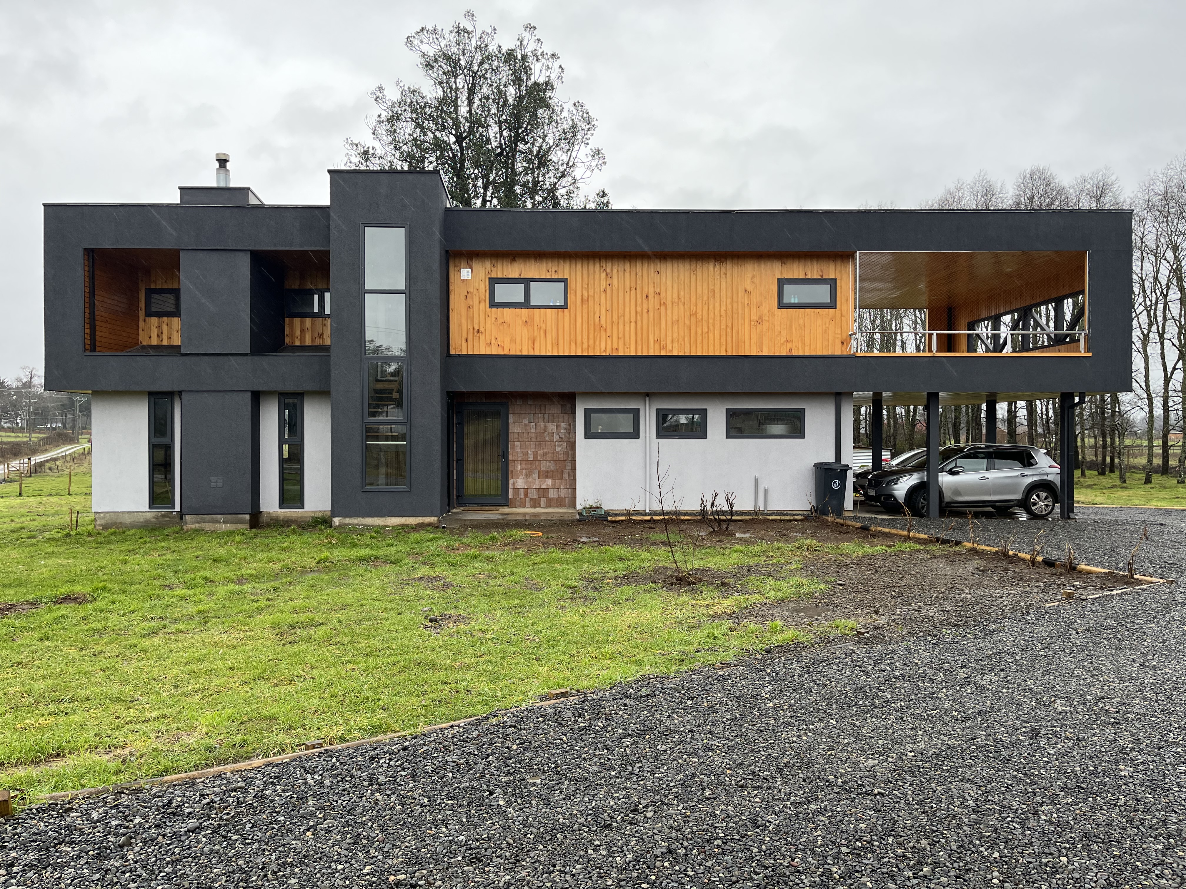 Fachada de Casa Obando Marchant en dia de lluvia