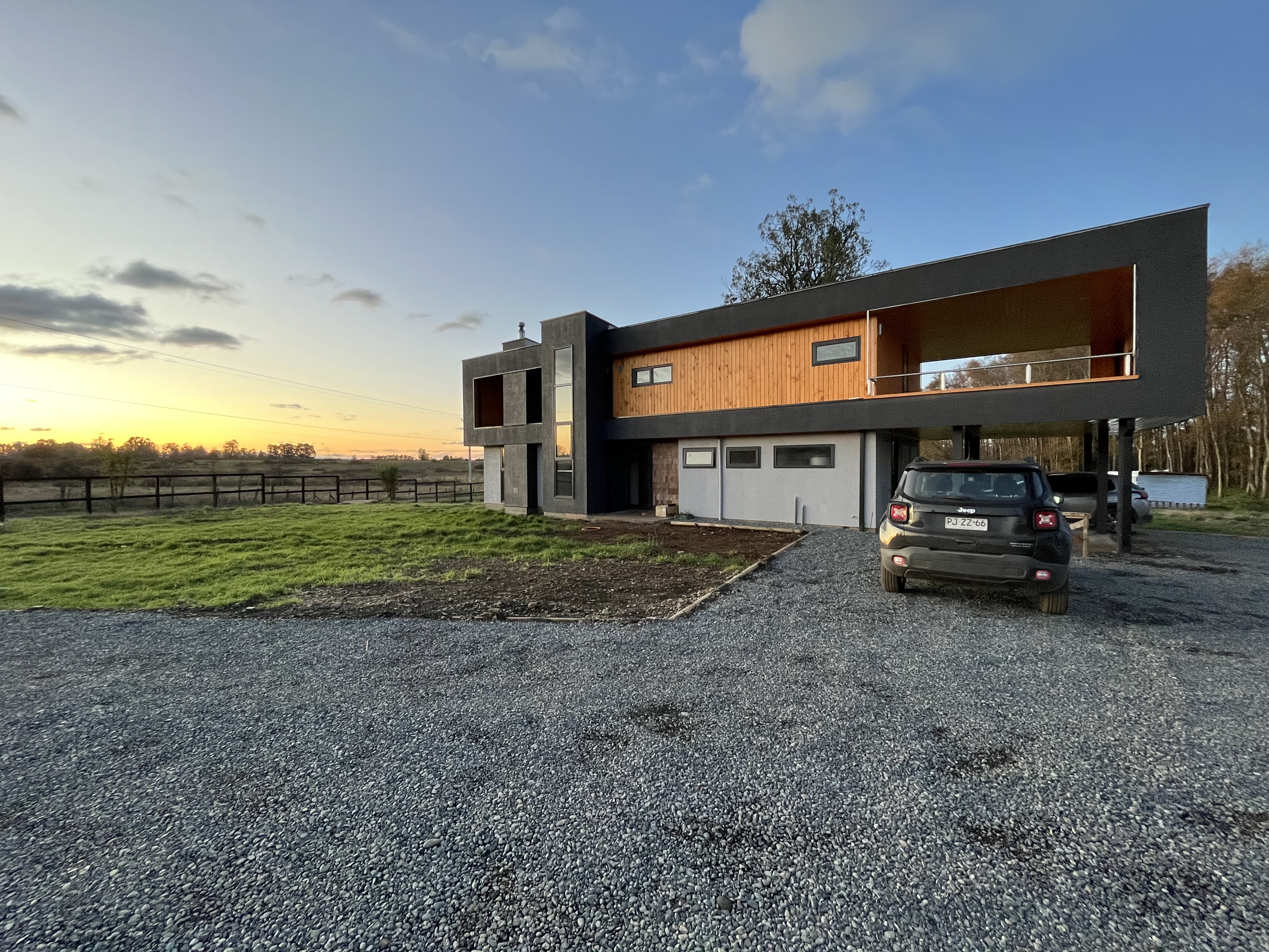 Vista frontal de Casa Obando Marchant al atardecer